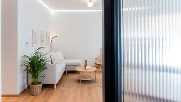 Leilighet – comfort, 1 queensize-seng | Allergitestet sengetøy, skrivebord for bærbar PC og blendingsgardiner