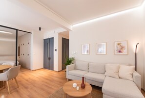 Comfort Apartment, 1 Queen Bed | Living area