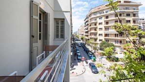 Una calle estrecha con coches aparcados y edificios a ambos lados.