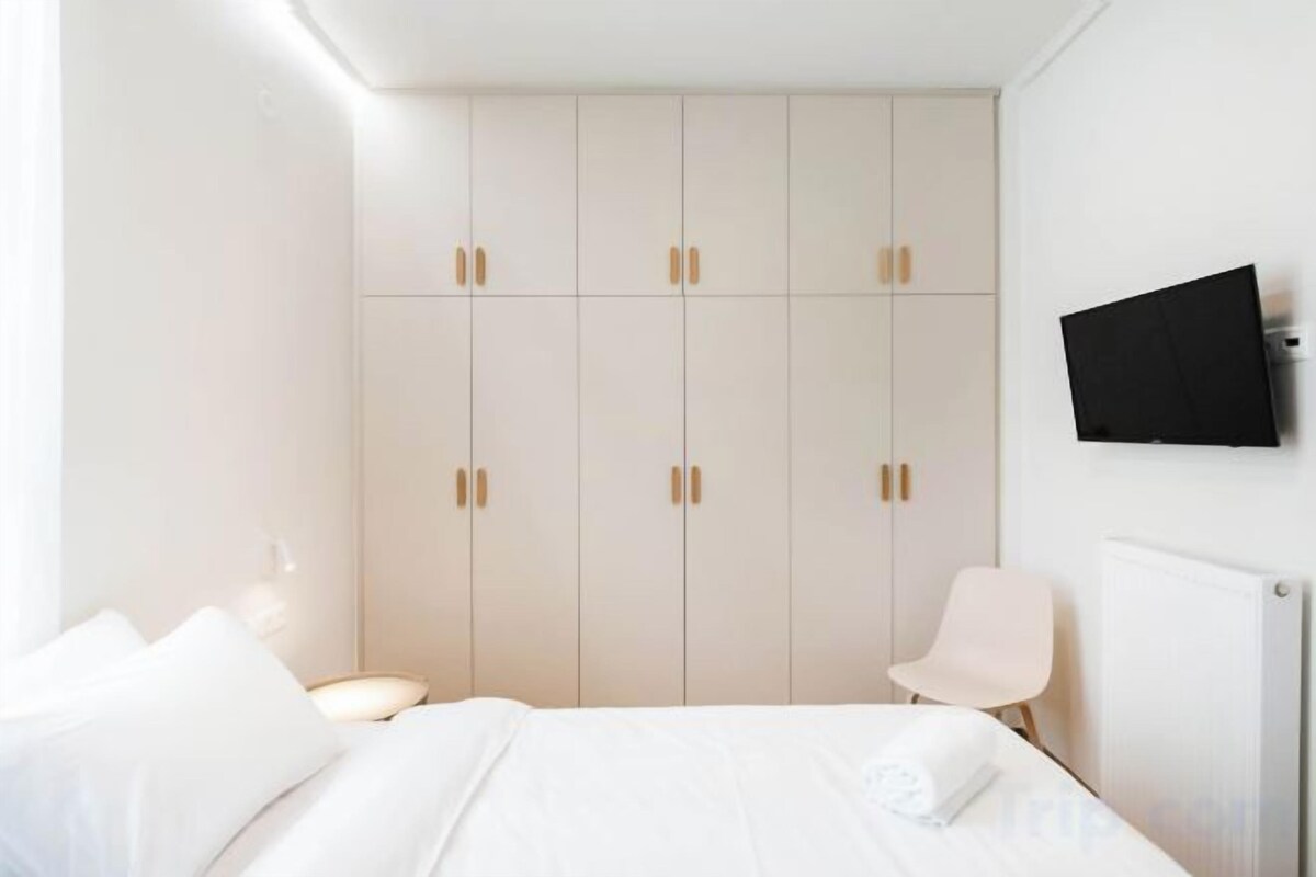 Hypo-allergenic bedding available, laptop workspace, blackout drapes