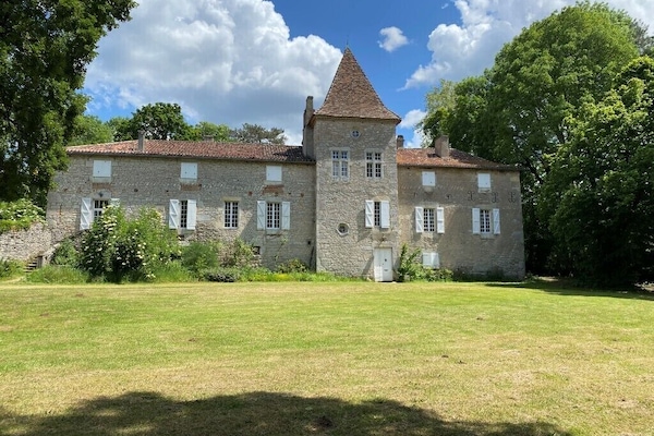 Façade à l entrée de la propriété "Le MOULINAT"