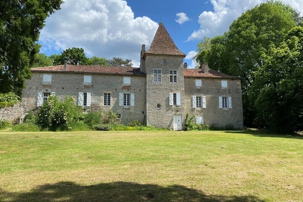 Façade à l entrée de la propriété "Le MOULINAT"