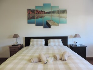 3 chambres, coffres-forts dans les chambres, bureau