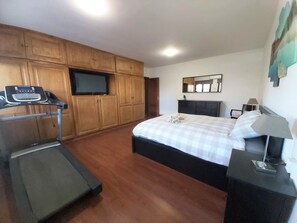 3 bedrooms, in-room safe, desk, iron/ironing board