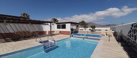 Una piscina al aire libre, una piscina climatizada