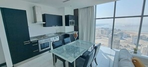 Kylskåp, ugn och grytor/köksredskap