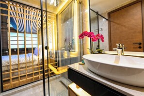 Douche, articles de toilette gratuits, sèche-cheveux, peignoirs