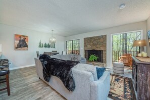 TV, fireplace, DVD player - Bent Creek 11 at Rumbling Bald (Lake Lure)