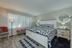 2 bedrooms, iron/ironing board, WiFi, bed sheets - Bent Creek 11 at Rumbling Bald (Lake Lure)