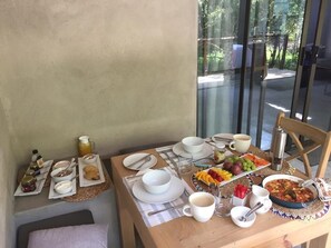 Tägliches nach Wunsch zubereitetes Frühstück gegen Gebühr