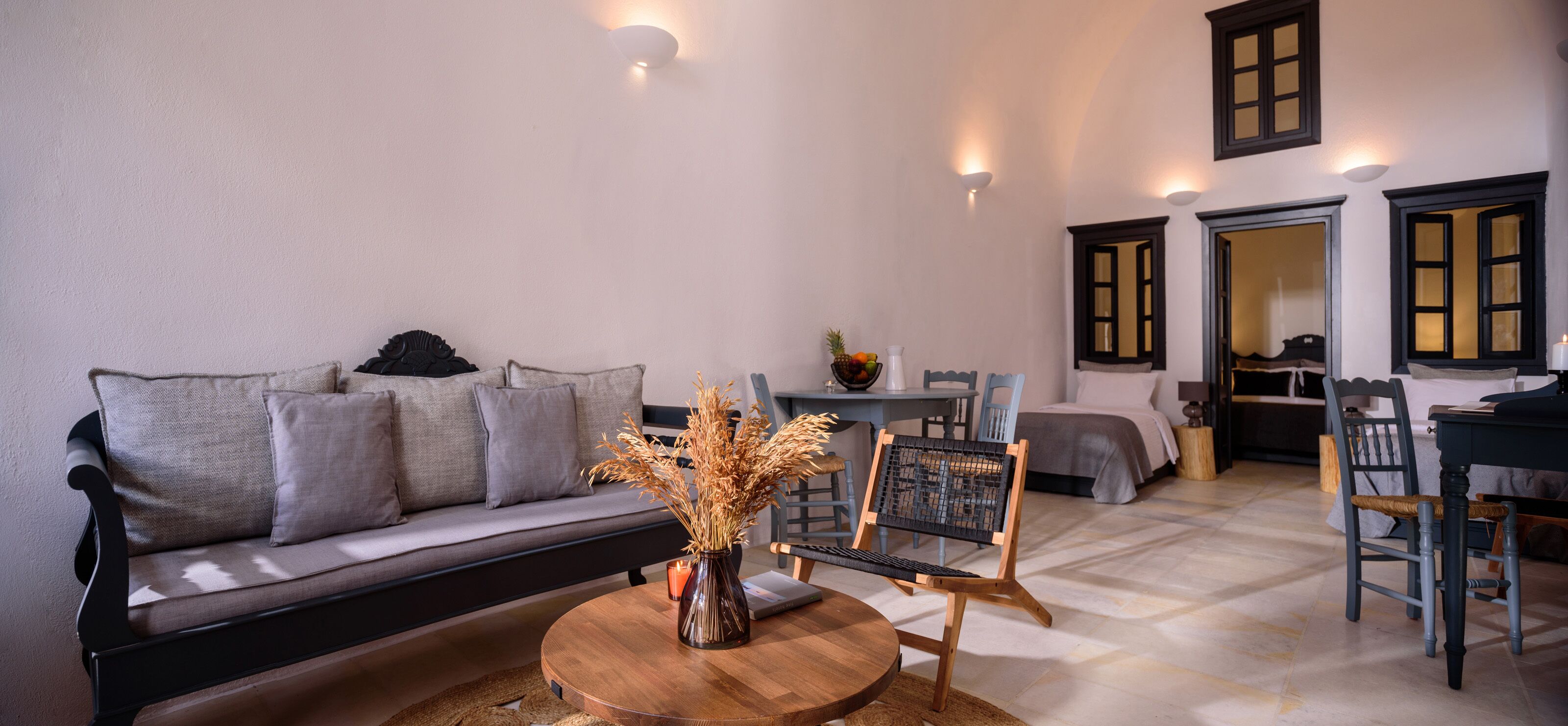Un salon comprenant un canapé, une table basse et un coin repas avec des chaises et une table.