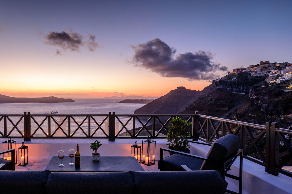 Firalia, Casa In Rock Suites
