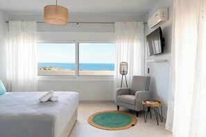 3 bedrooms, soundproofing, free WiFi, bed sheets