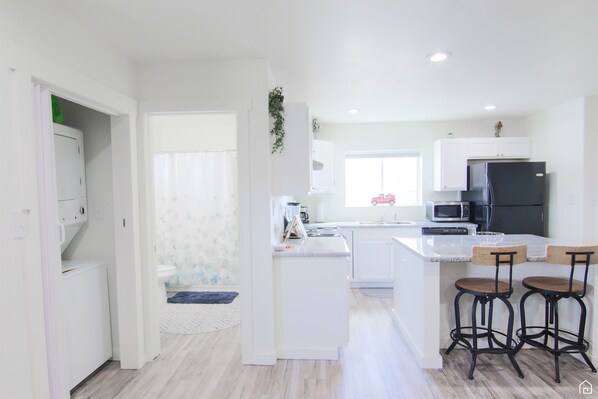 Refrigerador, microondas, parrilla de estufa y lavavajillas 