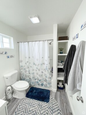 Combined shower/bathtub, towels