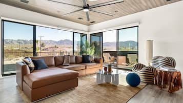 Smart TV, fireplace, stereo