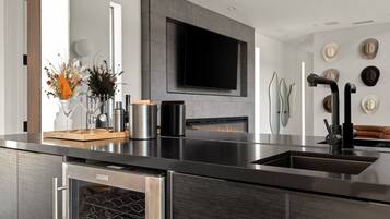 Réfrigérateur, micro-ondes, four, plaque de cuisson