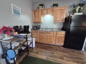 Fridge, microwave, oven, coffee/tea maker