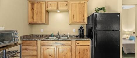 Kjøleskap, mikrobølgeovn, ovn og kaffetrakter/tekoker