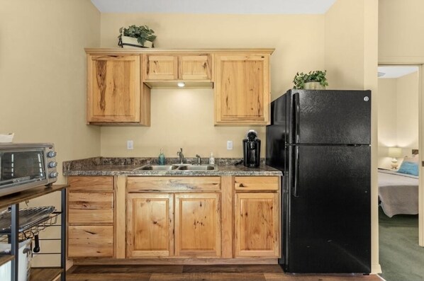 Réfrigérateur, four à micro-ondes, un four, cafetiÚre-théiÚre