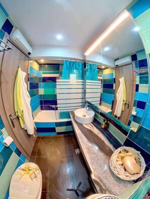 Apartment | Badezimmer | Duschwanne, Komfortbadewanne, Haartrockner, Handtücher