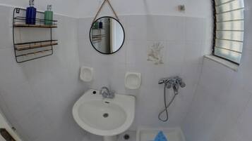 公寓, 1 張加大雙人床 | 浴室 | 淋浴設備、風筒、提供毛巾