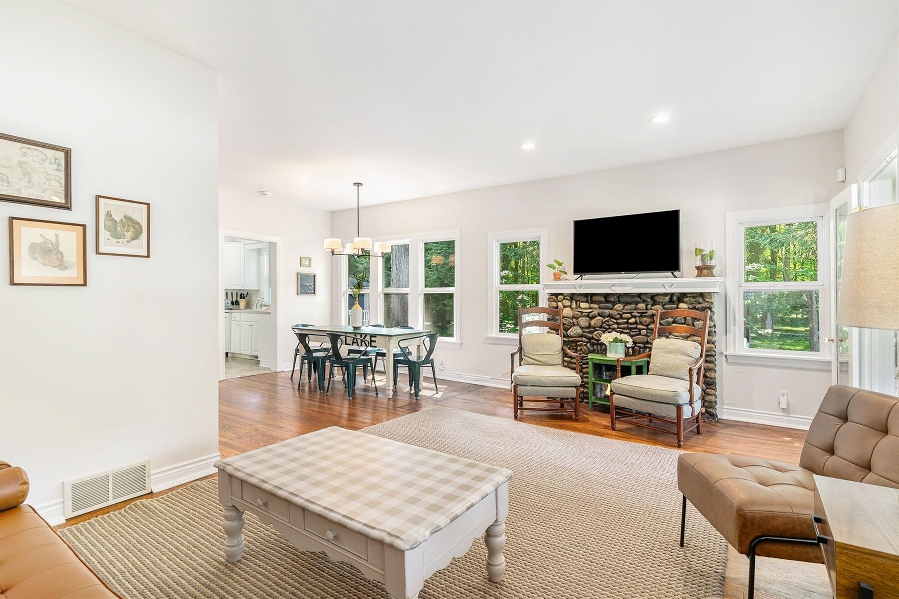 Coastal Cottage: Private Hot Tub, Pet Friendly, Deck, Fire Pit, Lakeshore Drive