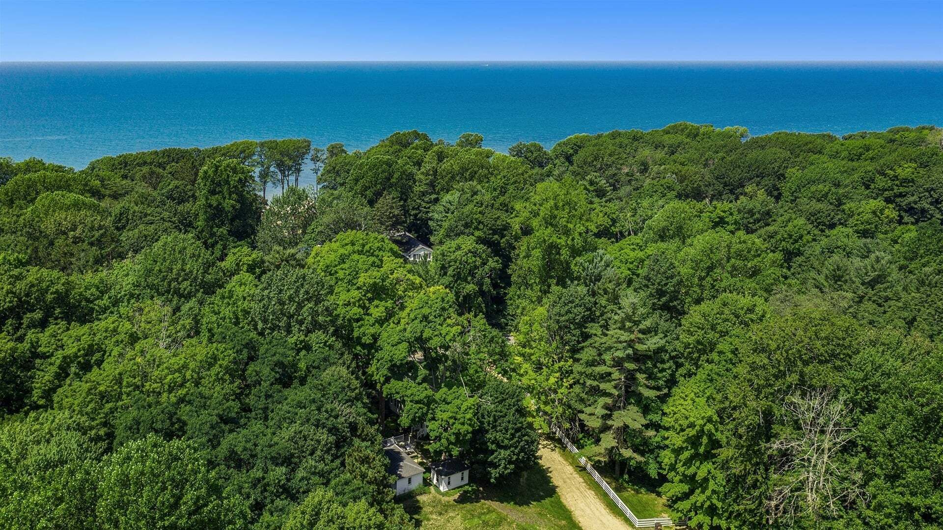 Une vue aérienne d’une zone boisée, avec une vue dégagée sur l’océan.