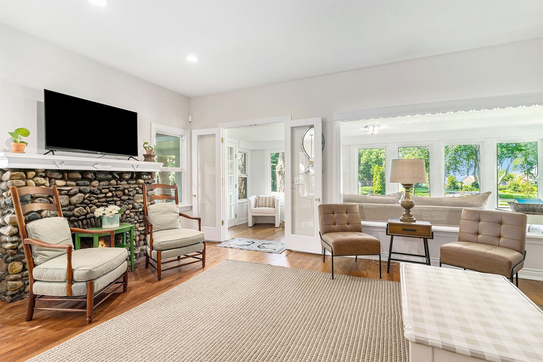 Coastal Cottage: Private Hot Tub, Pet Friendly, Deck, Fire Pit, Lakeshore Drive