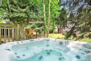 Outdoor spa tub - Beach Glass: Walk to Lake Michigan Beach, Pet-Friendly, Hot Tub, Screen Porches (Douglas)