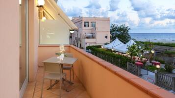 Panoramic-Doppelzimmer, Meerblick | Terrasse/Patio