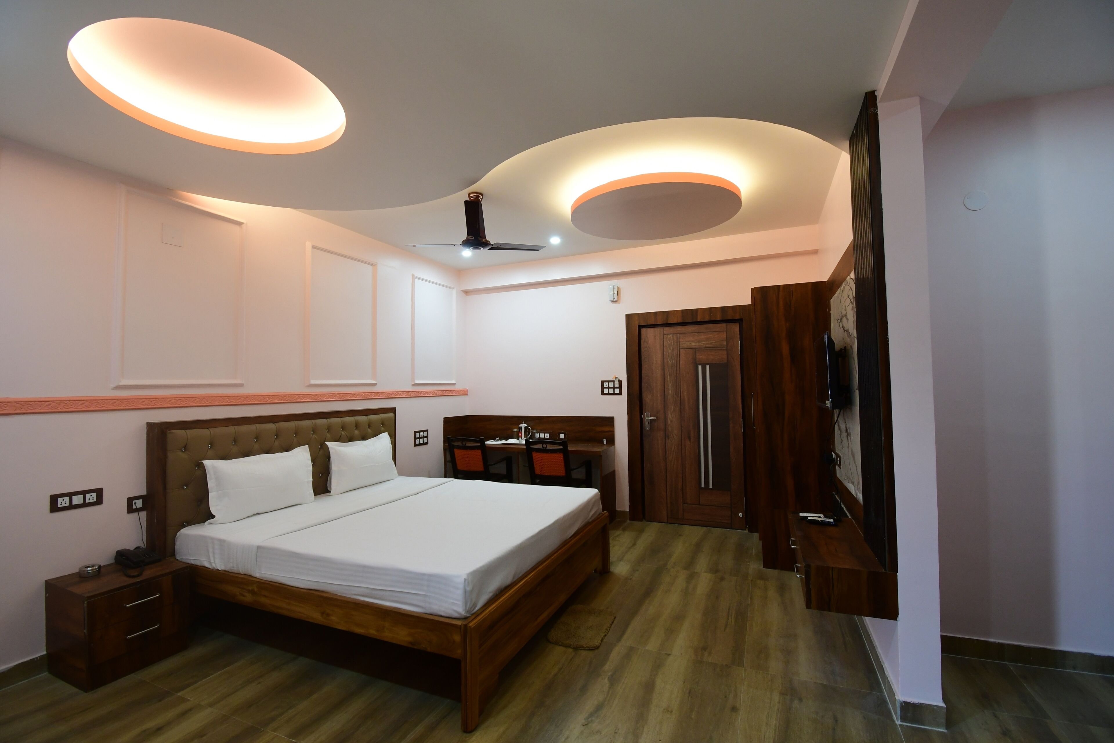 Deluxe Double Room, 1 Queen Bed, Smoking, City View