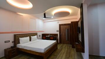 Deluxe Double Room, 1 Queen Bed, Smoking, City View