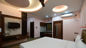 مساحة عمل للكمبيوتر المحمول وتجهيزات عازلة للصوت وواي فاي مجانًا