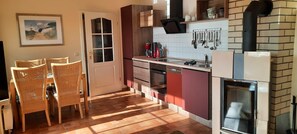 Kühlschrank, Ofen, Geschirrspüler, Wasserkocher mit Kaffee-/Teezubehör