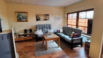 Fernseher, Kamin, Stereoanlage