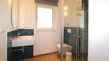 Chuveiro, secador de cabelo, toalhas de banho