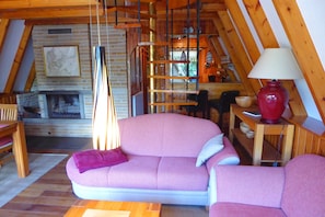 Fernseher, Kamin, Stereoanlage