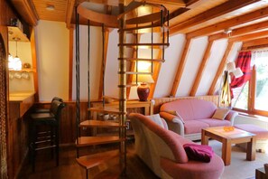 Fernseher, Kamin, Stereoanlage