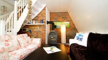 Een televisie en een open haard