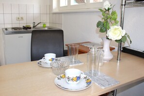 Kühlschrank, Herdplatte, Wasserkocher mit Kaffee-/Teezubehör