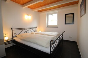 2 bedrooms, travel crib, free WiFi, bed sheets