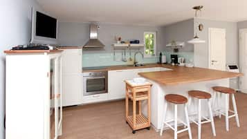 Fridge, stovetop, dishwasher, coffee/tea maker