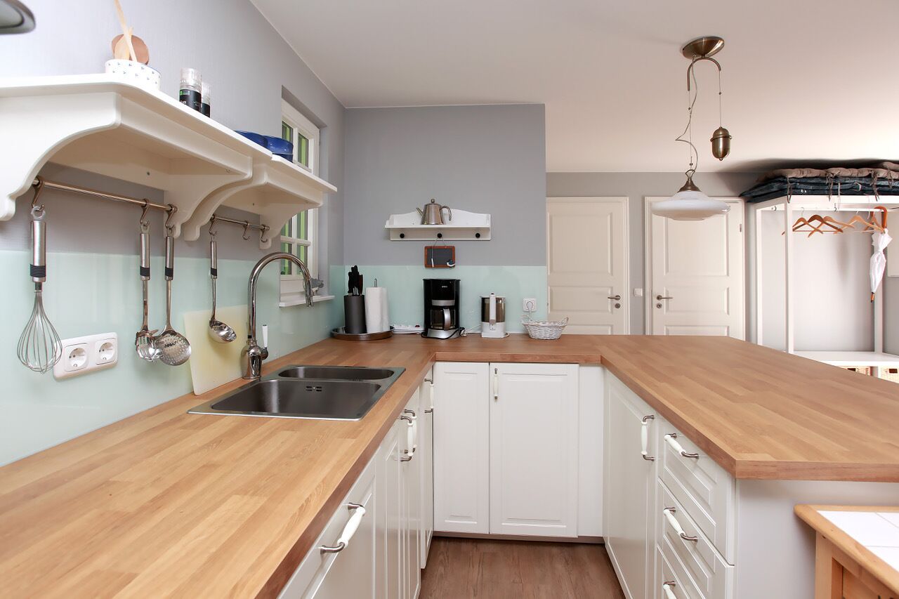 Jääkaappi, liesi, astianpesukone, kahvin-/teenkeitin