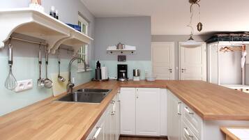 Kjøleskap, kokeplater, oppvaskmaskin og kaffetrakter/tekoker