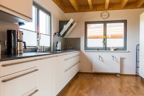 Fridge, oven, stovetop, coffee/tea maker - Ideal für Gruppen bis 10 Personen in Kombination mit Haus Wiesenweite (Born)
