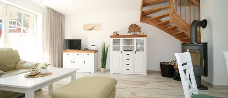 Cheminée, livres, chaîne hi-fi