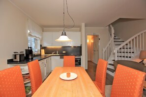 Réfrigérateur, four, plaque de cuisson, cafetière/bouilloire