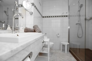 Dusche, Haartrockner, Handtücher