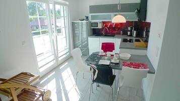 Kühlschrank, Mikrowelle, Herdplatte, Geschirrspüler